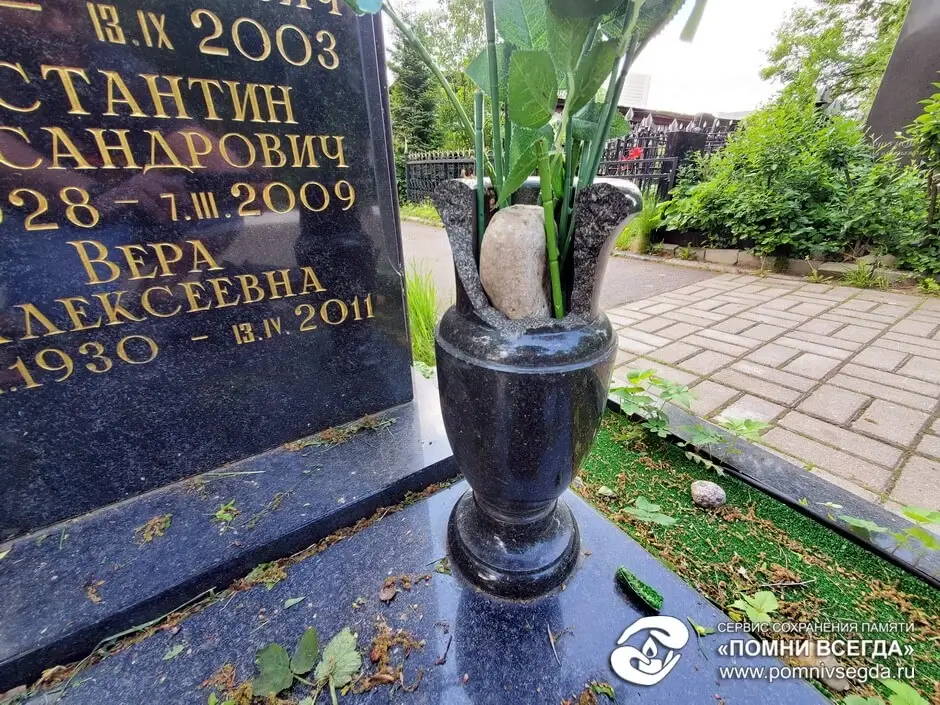 Гранитные вазы на могилу - купить недорого в СПб